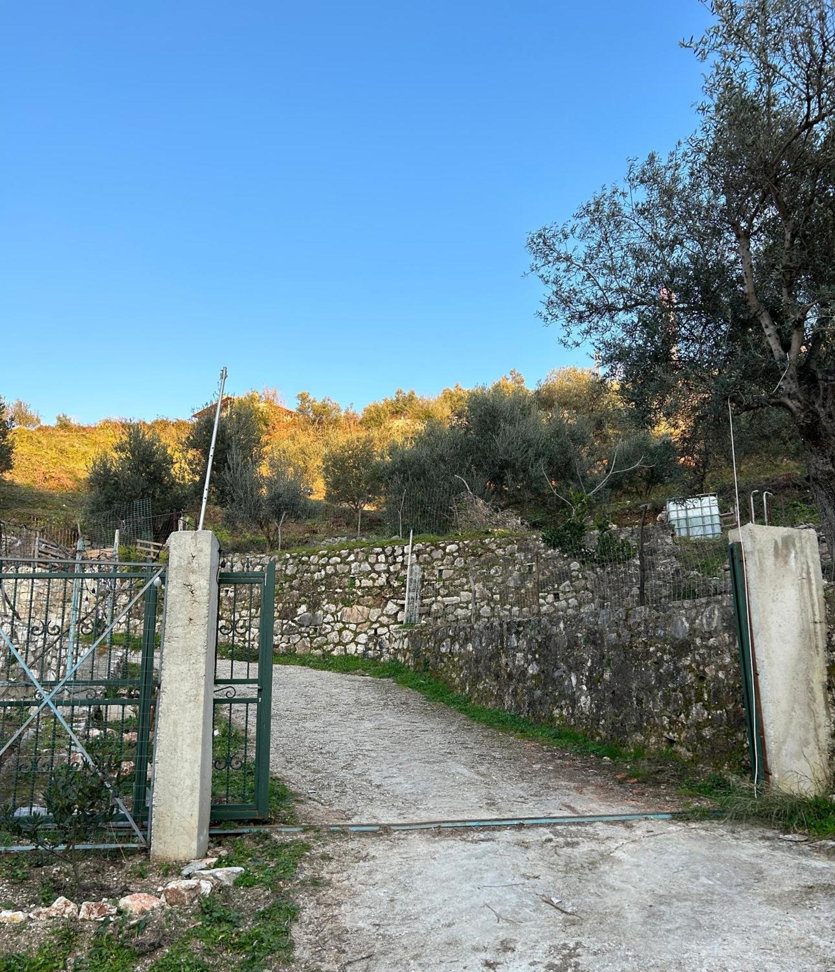 Hostel On The Hill - By Filikuri Beach Himare Exterior foto
